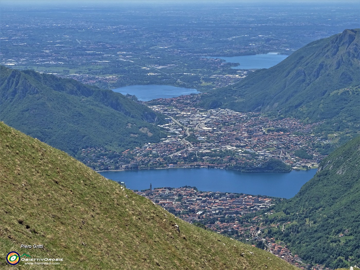 63 Lecco col suo Lago in primo piano, Laghi di Annone e Pusiano in secondo piano.JPG